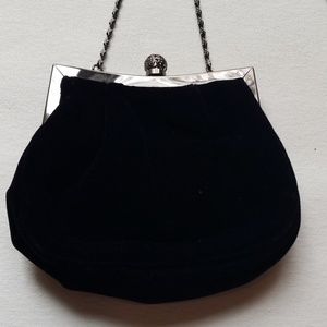 🚨FIRM PRICE🚨Fancy Black velvet clutch